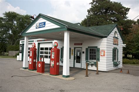 File:Dwight IL - gas station.jpg - Wikimedia Commons