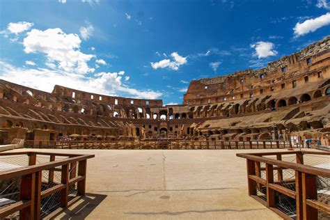 Étage de l'arène des gladiateurs du Colisée avec visite guidée du mont Palatin et du forum ...