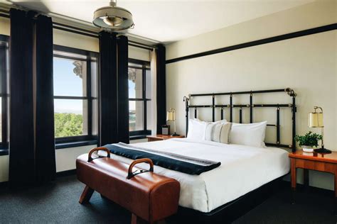 Downtown Chicago IL Hotel Rooms & Suites | Chicago Athletic Association ...