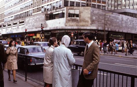 22 Fascinating Color Photographs That Capture Street Scenes of London in 1972 ~ Vintage Everyday