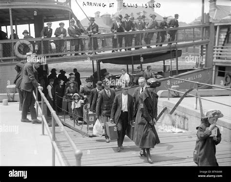 Ellis island immigrants 1900s hi-res stock photography and images - Alamy