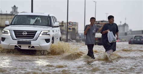 Flash floods rush through Saudi Arabia as more severe weather expected - Al-Monitor: The Middle ...