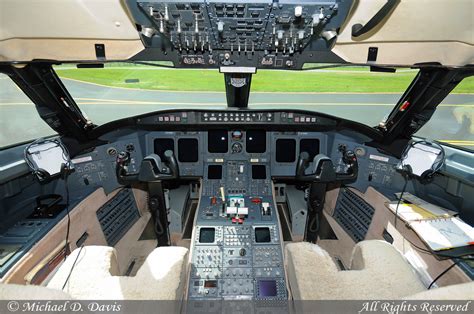 Jet airlines test: bombardier global 5000 cockpit