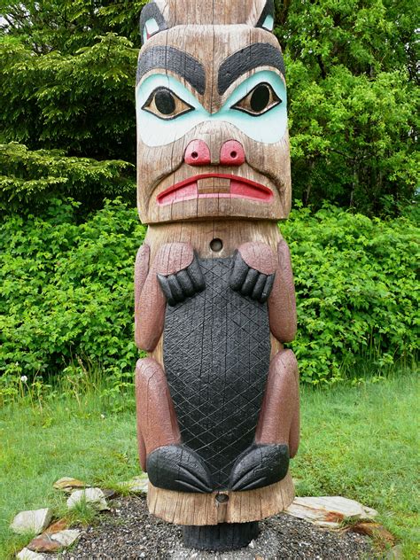 Beaver carving on totem pole | Pics4Learning