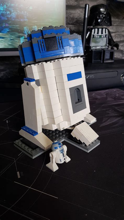 Small R2D2 moc that i made i know i could have made the curve less blocky by using 1 wide bricks ...