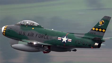 4Kᵁᴴᴰ Dogfight Demo MiG-15 vs. F-86 Sabre @ AIRPOWER ZELTWEG 2019 - YouTube
