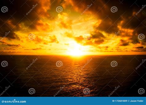 A Dramatic Sunrise Over the Pacific Ocean Stock Image - Image of hawaii, horizon: 172681809