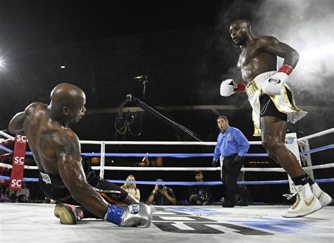 What is Le'Veon Bell's boxing record?