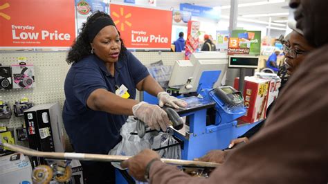 Walmart store workers now powering Walmart.com deliveries - CNET