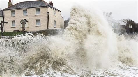 UK facing tsunami threat from unstable Canary Island as three-metre waves could devastate ...