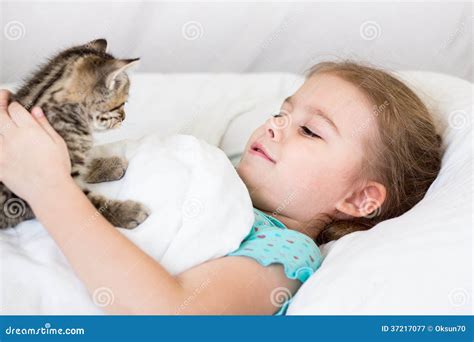 Child Girl with Kitten in the Bed Stock Image - Image of love, blanket: 37217077