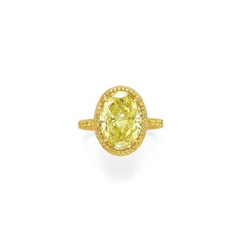 A COLORED DIAMOND RING | Christie's