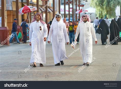 721 Traditional Kuwait Costume Images, Stock Photos & Vectors ...