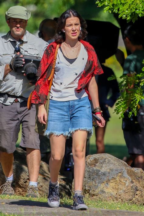 Millie Bobby Brown - "Godzilla vs. Kong" Set in Oahu, Hawaii 11/28/2018 ...