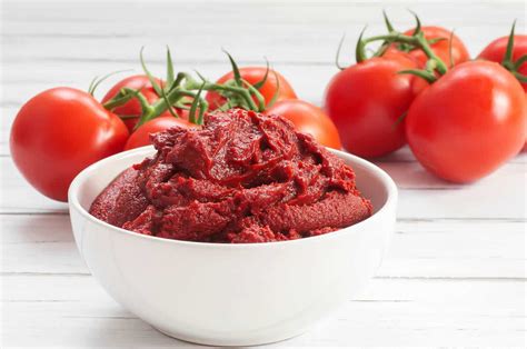 8 Easy Tomato Puree Substitutes (And How to Make It Yourself)