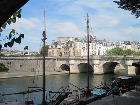 Bridges Of Paris: An Art & Historical Trail Along The Seine River | Trip101