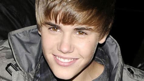 fan of justin bieber: U smile i smile cheeze :)