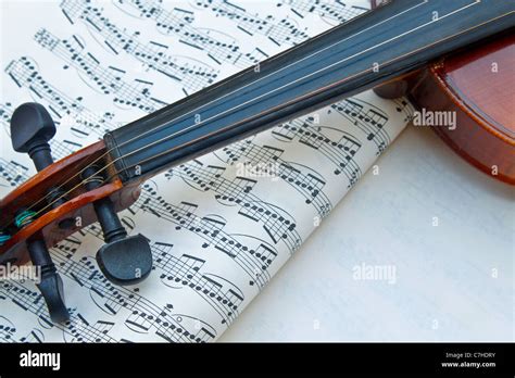 Musical note background and instruments violin Stock Photo - Alamy