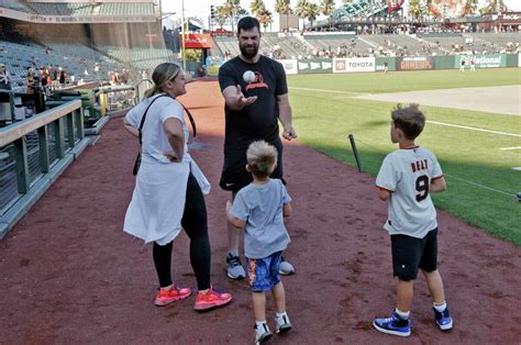 Giants first baseman Brandon Belt to have season-ending knee surgery