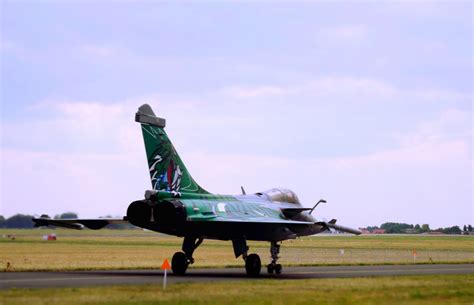 Green plane on runway - Kivi Photo - Bank of photos CC0