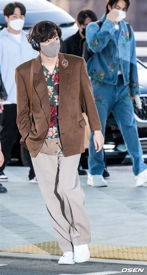 BTS's V praised for his sensible airport fashion with the bag that he ...