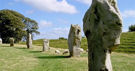 Should You Visit Stonehenge or Avebury? | Rabbie's Travelfeels