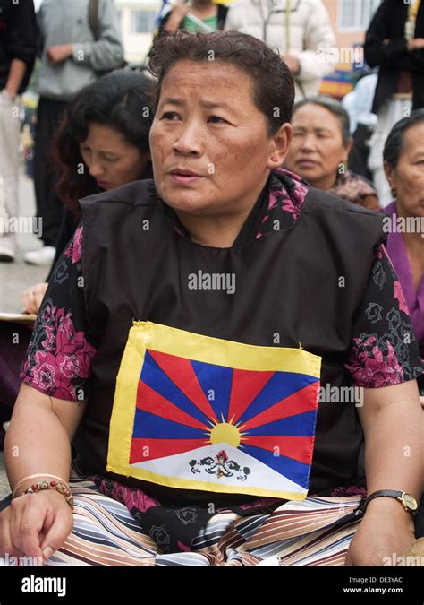 woman with Tibetan flag at protest rally against Chinese Stock Photo ...