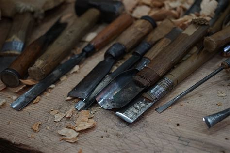 Fotos gratis : herramienta, art, Trabajo de la madera, rifle, hierro, tallado, espada, Talla de ...