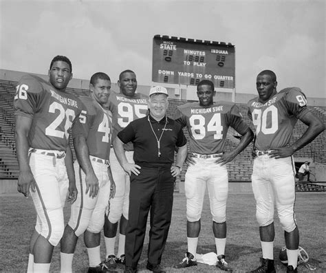 Michigan State plans statue to honor 1960s teams that led college football integration - Tom ...
