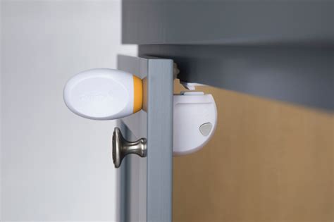 Safety 1st Adhesive Magnetic Lock System 4 Locks and 1 Key White HS2930601 - Best Buy