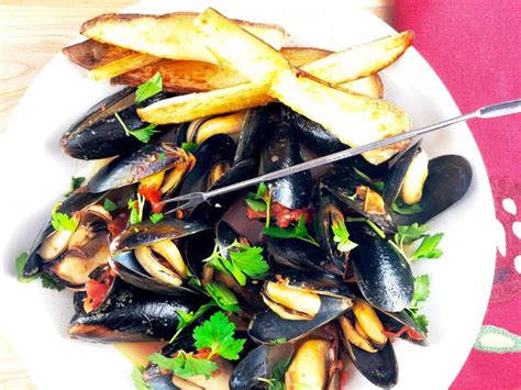 Steamed Mussels with Crispy Oven Fries - Hummingbird Thyme