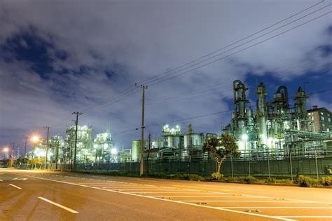 Premium Photo | Industrial complex at night