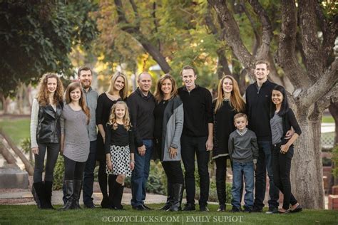 9 Simple Ways To Pose Large Groups for Portraits | Family portrait ...