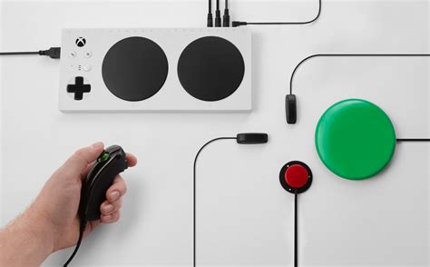 Microsoft's Xbox Adaptive Controller helps players with disabilities ...