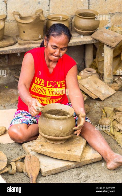 Local pottery making in Piat, Cagayan, Philippines Stock Photo - Alamy