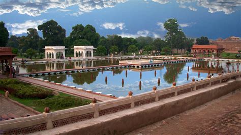 Fort and Shalimar Gardens | IRCICA