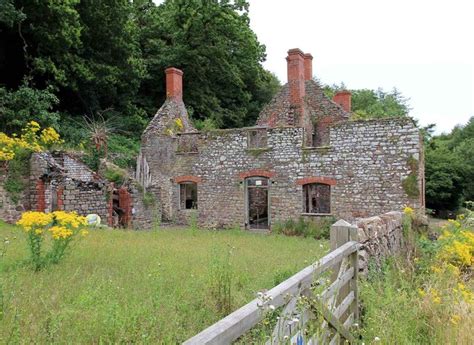 Derelict farmhouse © David P Howard cc-by-sa/2.0 :: Geograph Britain ...
