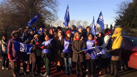 Luton teachers on strike for sixth day - BBC News