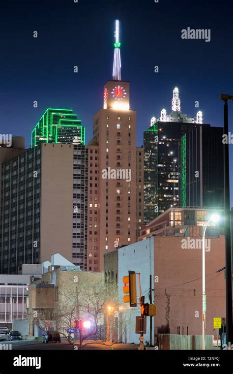 Dallas city skyline reunion tower hi-res stock photography and images ...