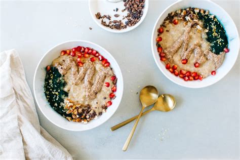 SUPERFOOD OATMEAL BREAKFAST BOWL. | Kale & Caramel