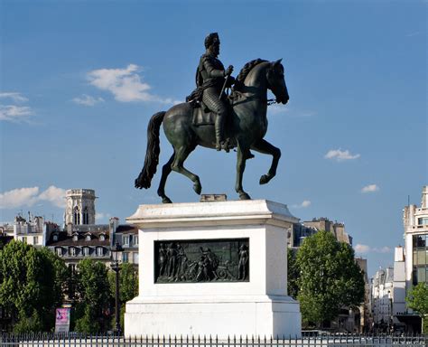 Le pont Neuf, ses lampadaires et la statue Henri IV