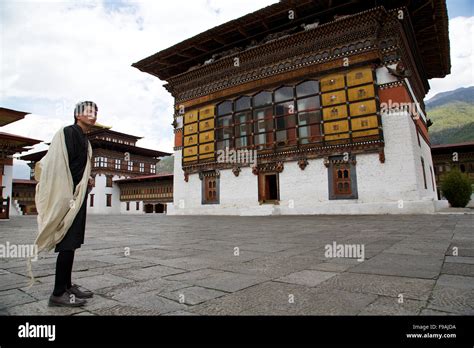 Buddhist traditional dress hi-res stock photography and images - Alamy