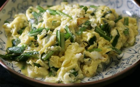 Scrambled eggs with garlic chives Recipe - Los Angeles Times