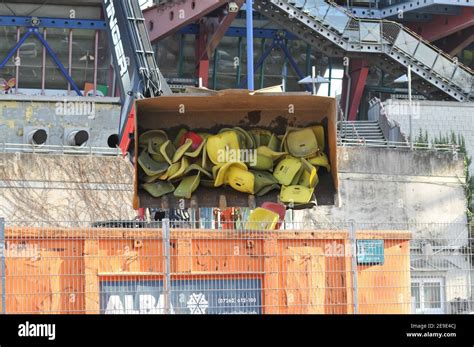 Stadionneubau und Abriss Haupttribüne im Wildparkstadion beim Karlsruher SC Construction work on ...