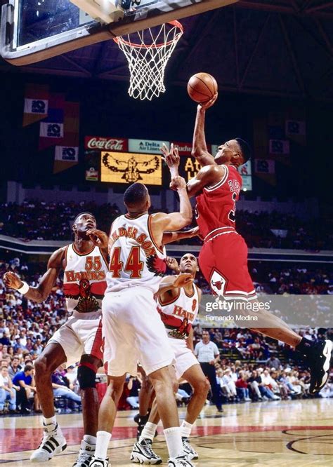 the chicago bulls playing against the indiana state bears in an indoor ...