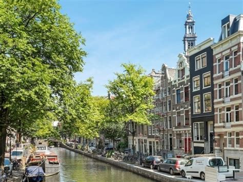 Convenient city center location for the best Amsterdam canal tours