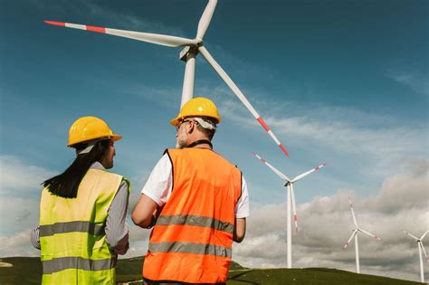 Benefits of Becoming a Wind Turbine Technician | Pinnacle Career Institute