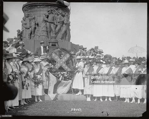 Daughters of the Confederacy unveiling the "Southern Cross" monument ...