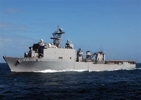 File:US Navy 071007-N-4014G-055 Dock landing ship USS Carter Hall (LSD 50) approaches Military ...