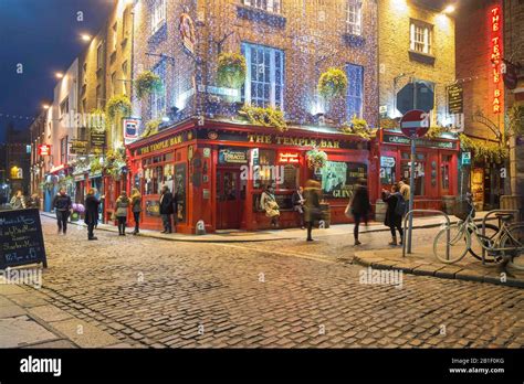 Ireland, Dublin, Temple Bar nightlife area, the Temple Bar pub Photo ...